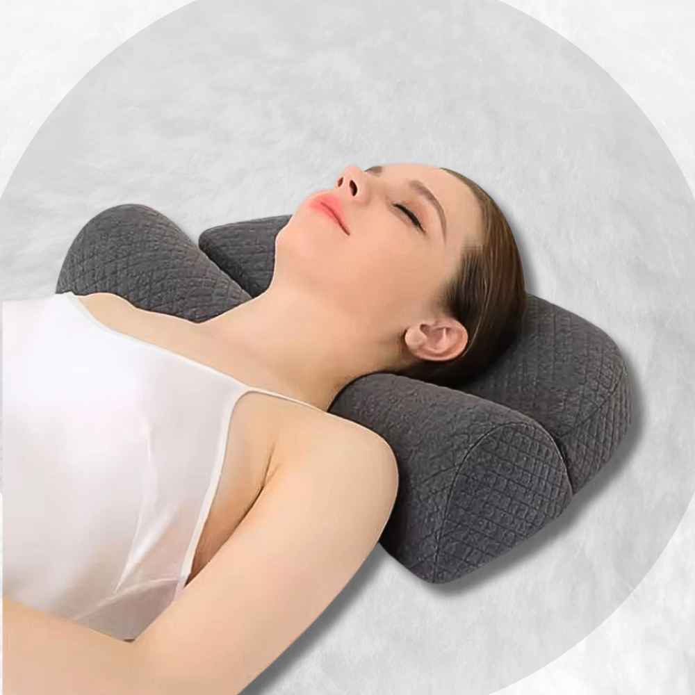 Utilisation du Coussin Cervical pour la Nuit gris par une femme