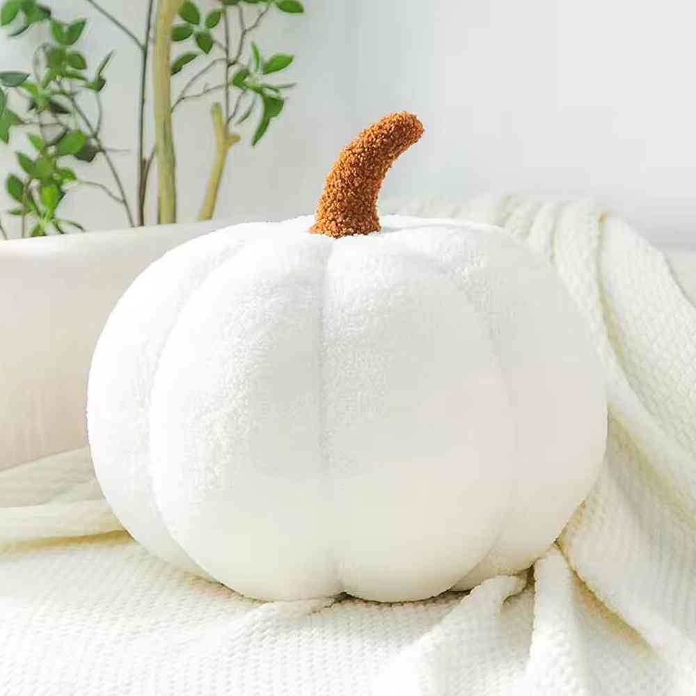 Coussin Citrouille blanc sur un canapé de maison