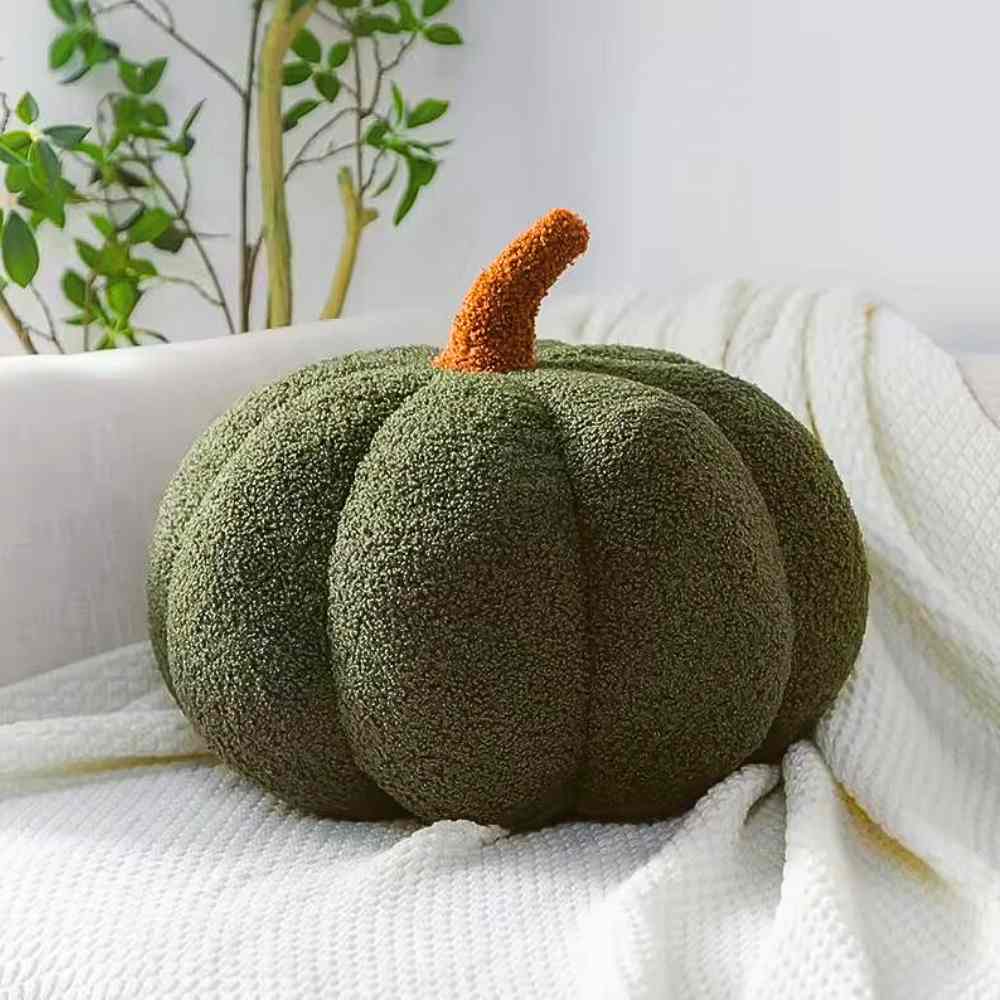 Un canapé avec le Coussin Citrouille vert dessus