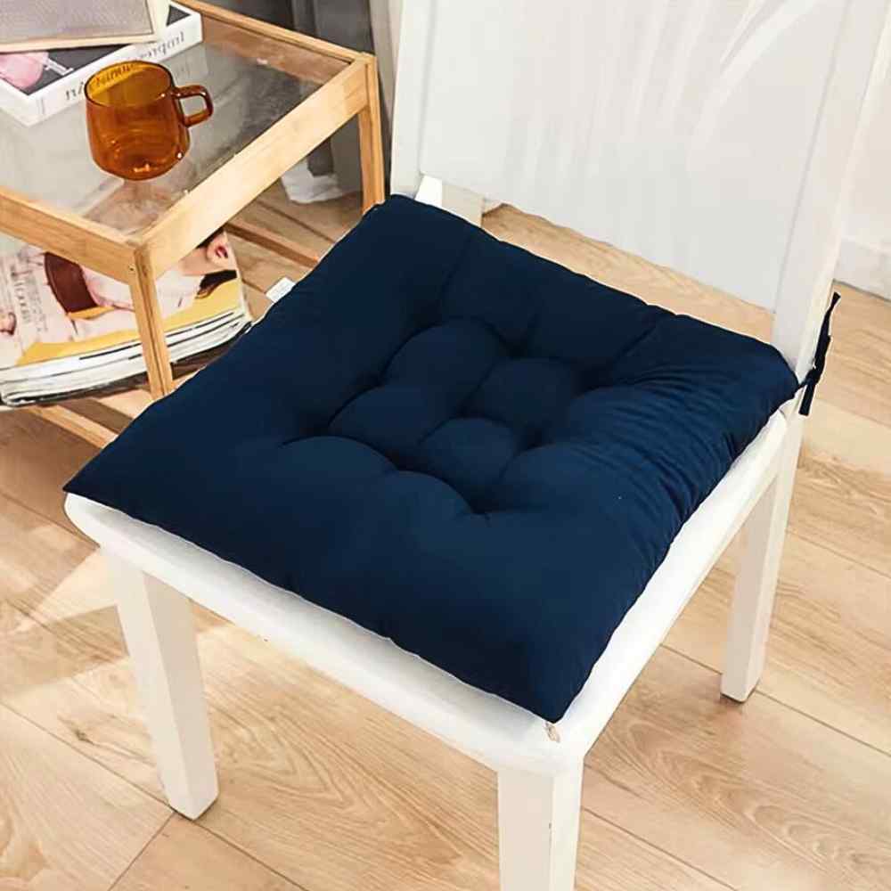 Coussin de Chaise Carré bleu marine dans un salon de maison