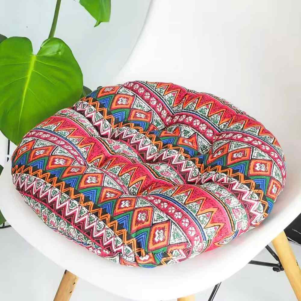 Coussin de Chaise Rond Ethnique rouge dans un salon de maison