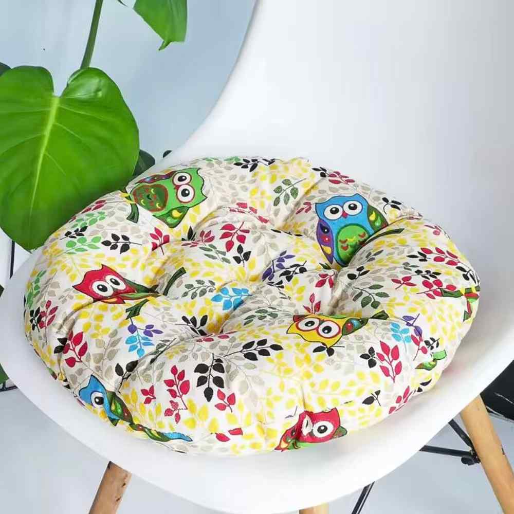 Un salon de maison avec le Coussin de Chaise Rond Hiboux jaune