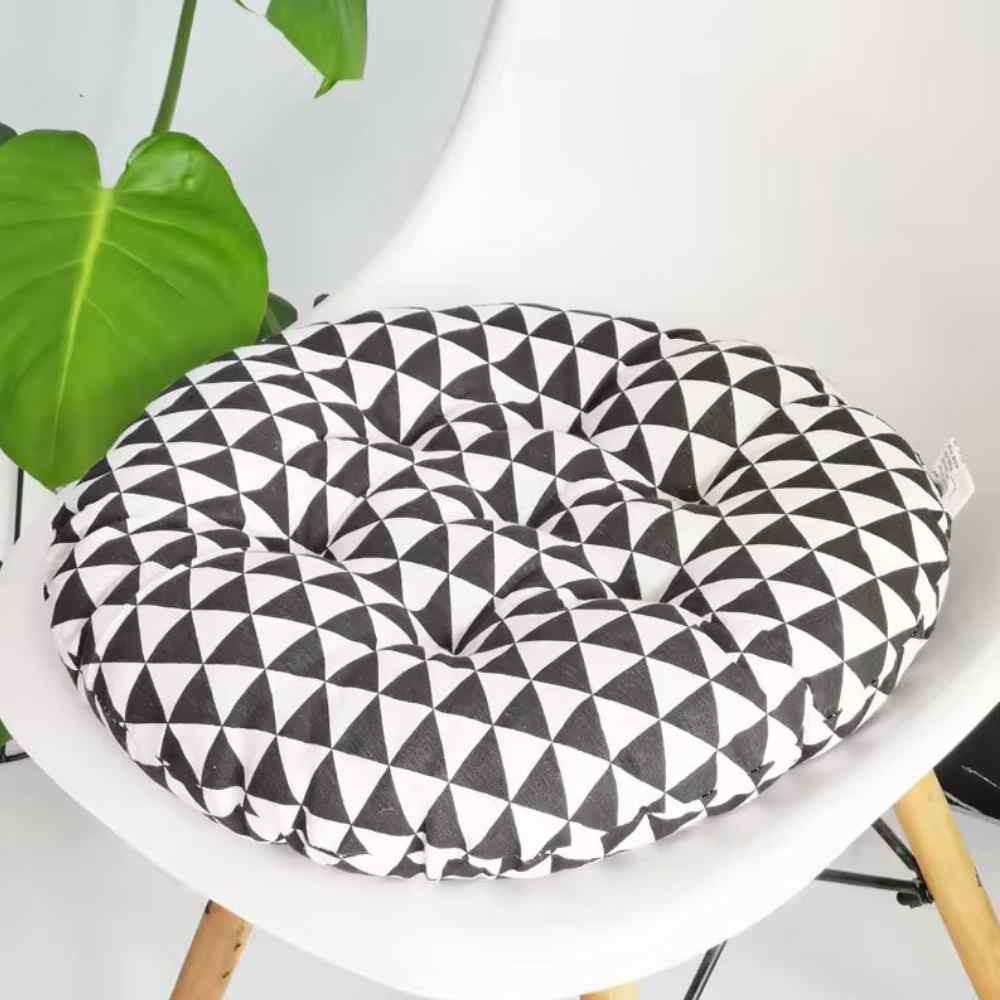 Une salle à manger de maison avec le Coussin de Chaise Rond noir & blanc