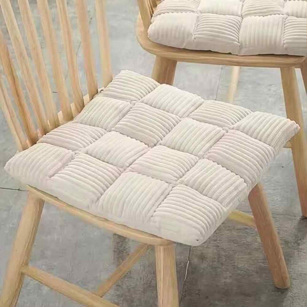 Coussin pour Chaise en Velours Côtelé blanc sur 2 chaises de maison