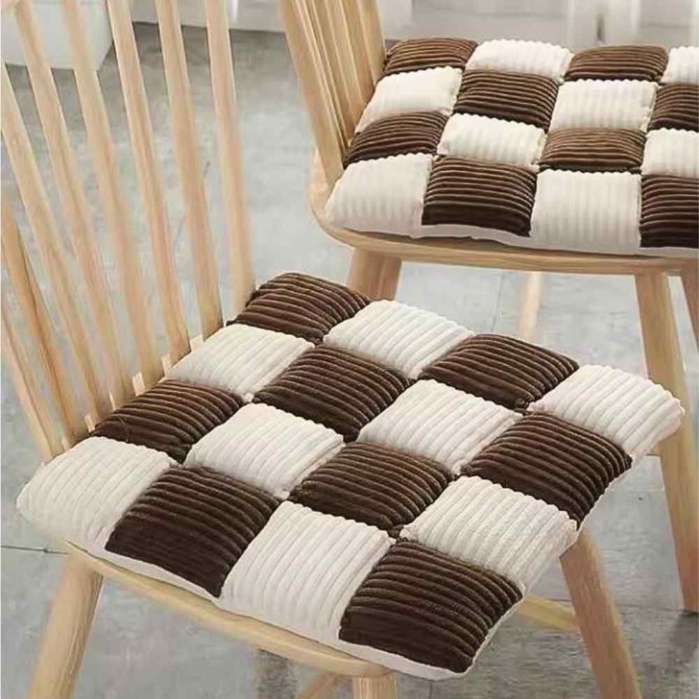 Coussin de Chaise Velours marron sur 2 chaises dans une maison