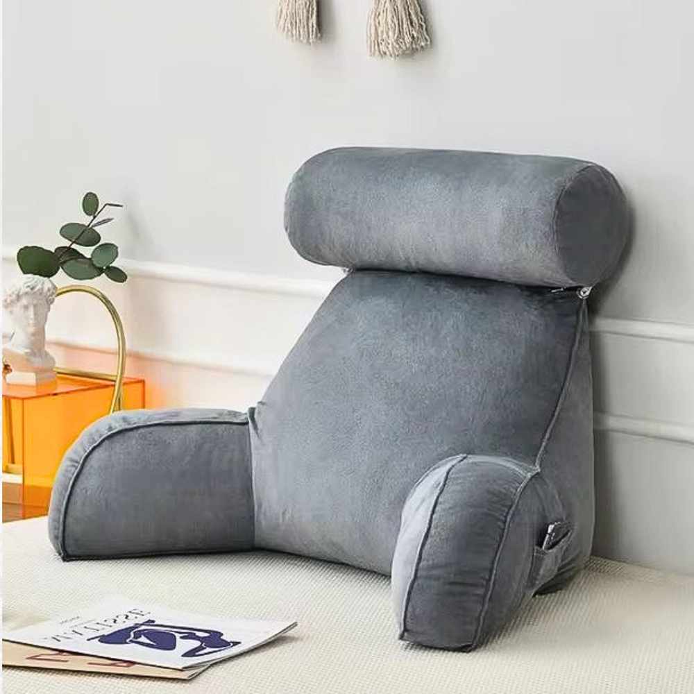 Coussin de Lecture à Accoudoirs Gris dans un salon