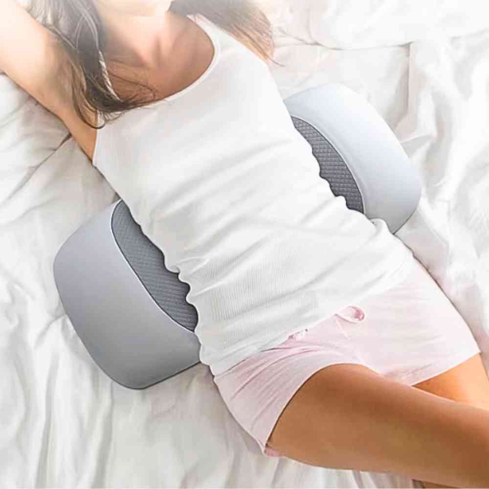 Une femme couchée sur le Coussin Lombaire Lit