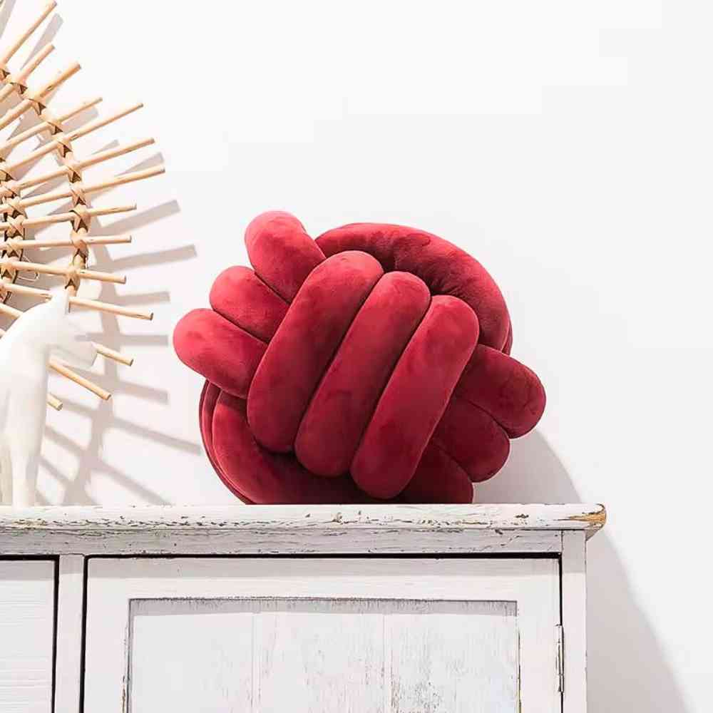 La décoration d'un salon avec le Coussin Noeud Bordeaux