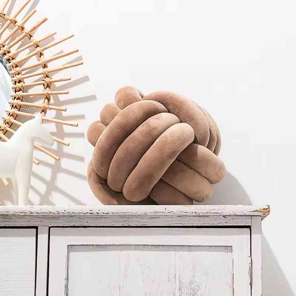 La décoration d'un salon avec le Coussin Noeud Marron
