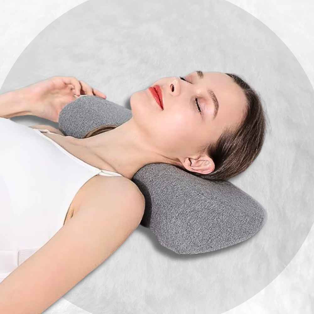 Utilisation par une femme du Coussin Orthopédique Cervical gris clair