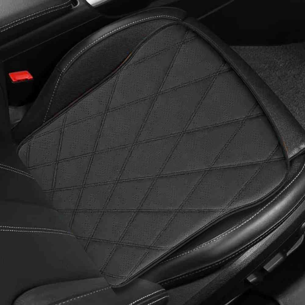 Coussin Fessier Cuire pu noir sur un siège de voiture