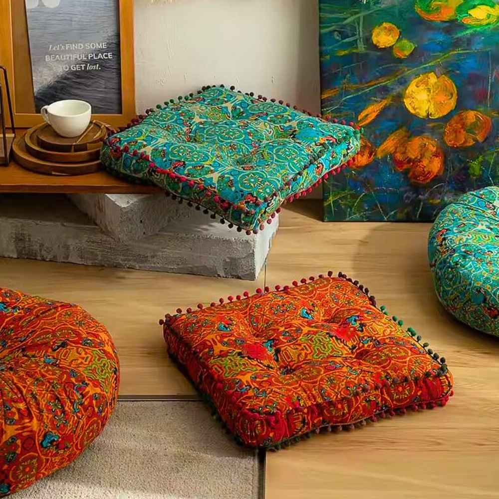 Coussin Yoga Carré Orange dans un salon