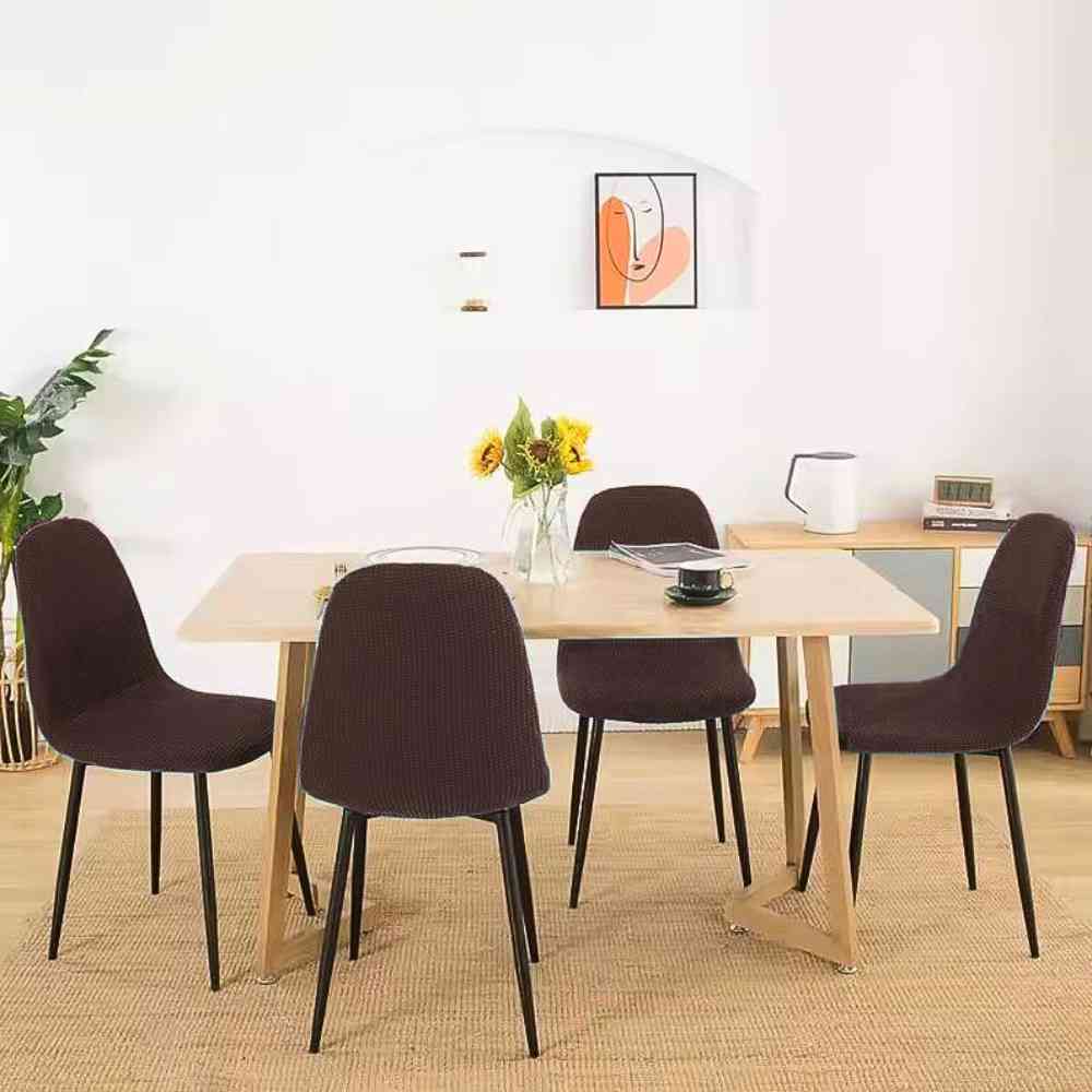 Une belle table avec des Housses de Chaise Extensible Imperméable marron dessous
