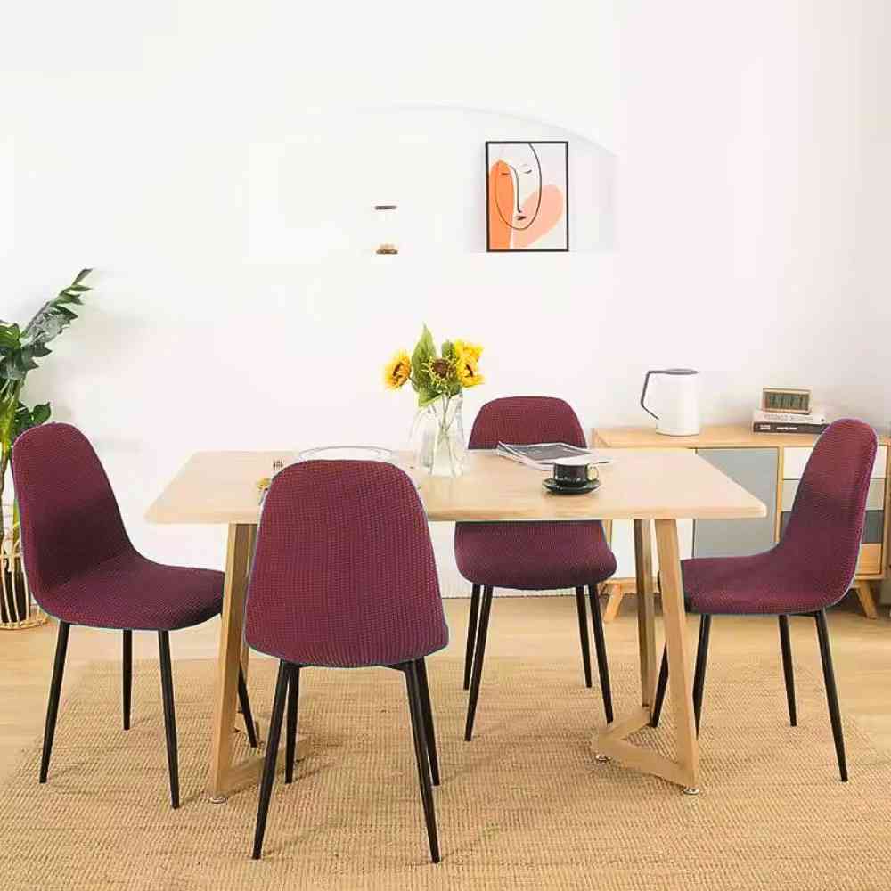 Table dans une maison avec des Housses de Chaise Extensible Imperméable rouge