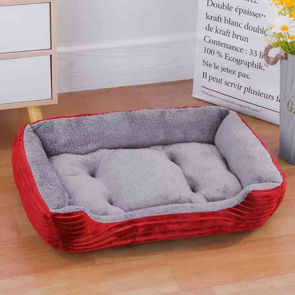 Une maison avec le Panier en Tissu pour Chien rouge