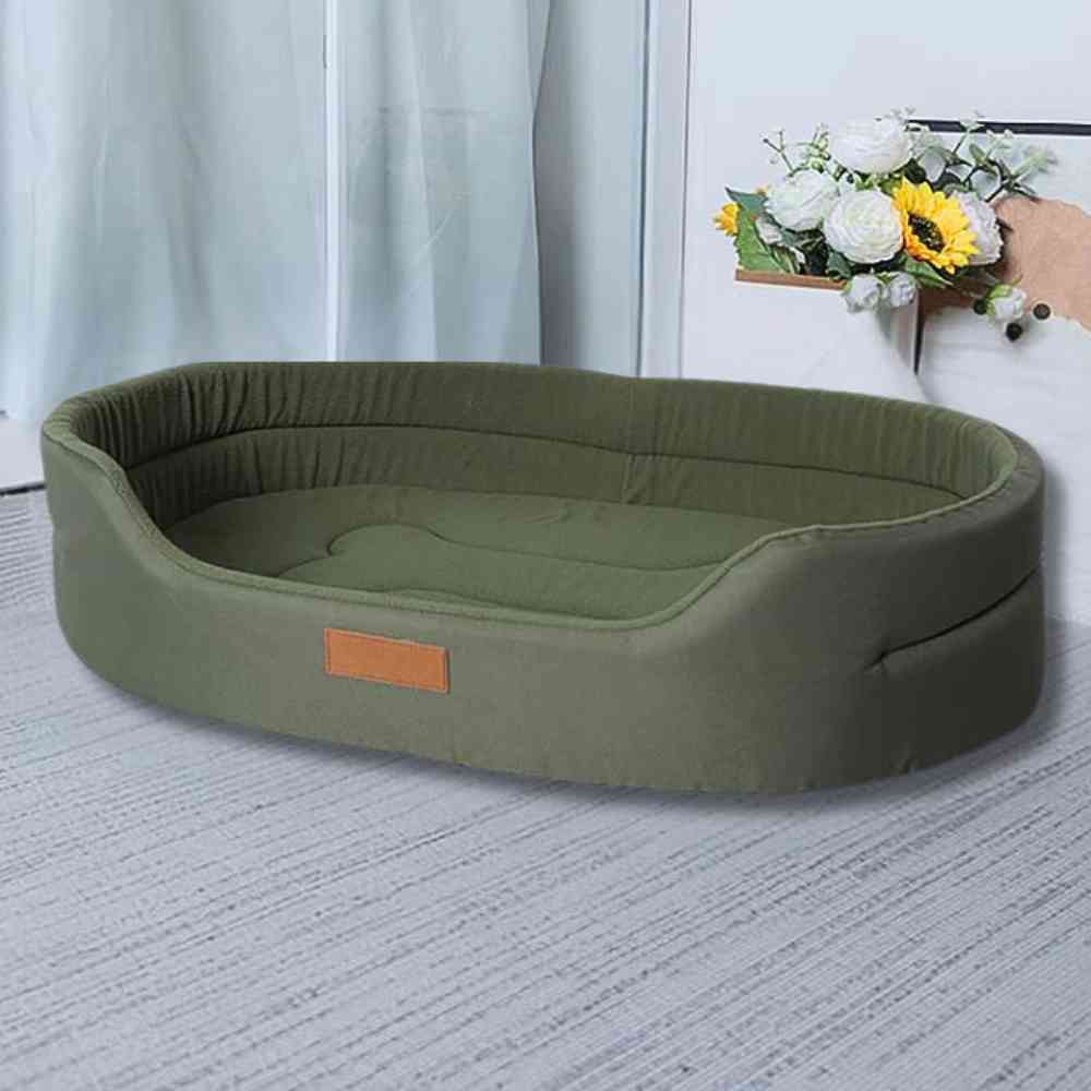 Panier Imperméable pour Chien vert dans une maison