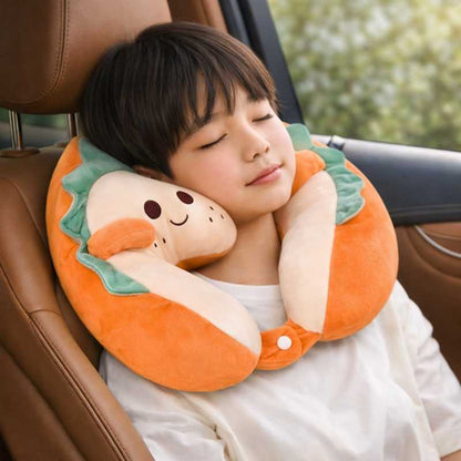 Un enfant porte le Coussin Avion Enfant orange
