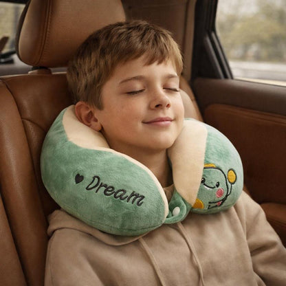 Un enfant porte le Coussin Avion Enfant vert 