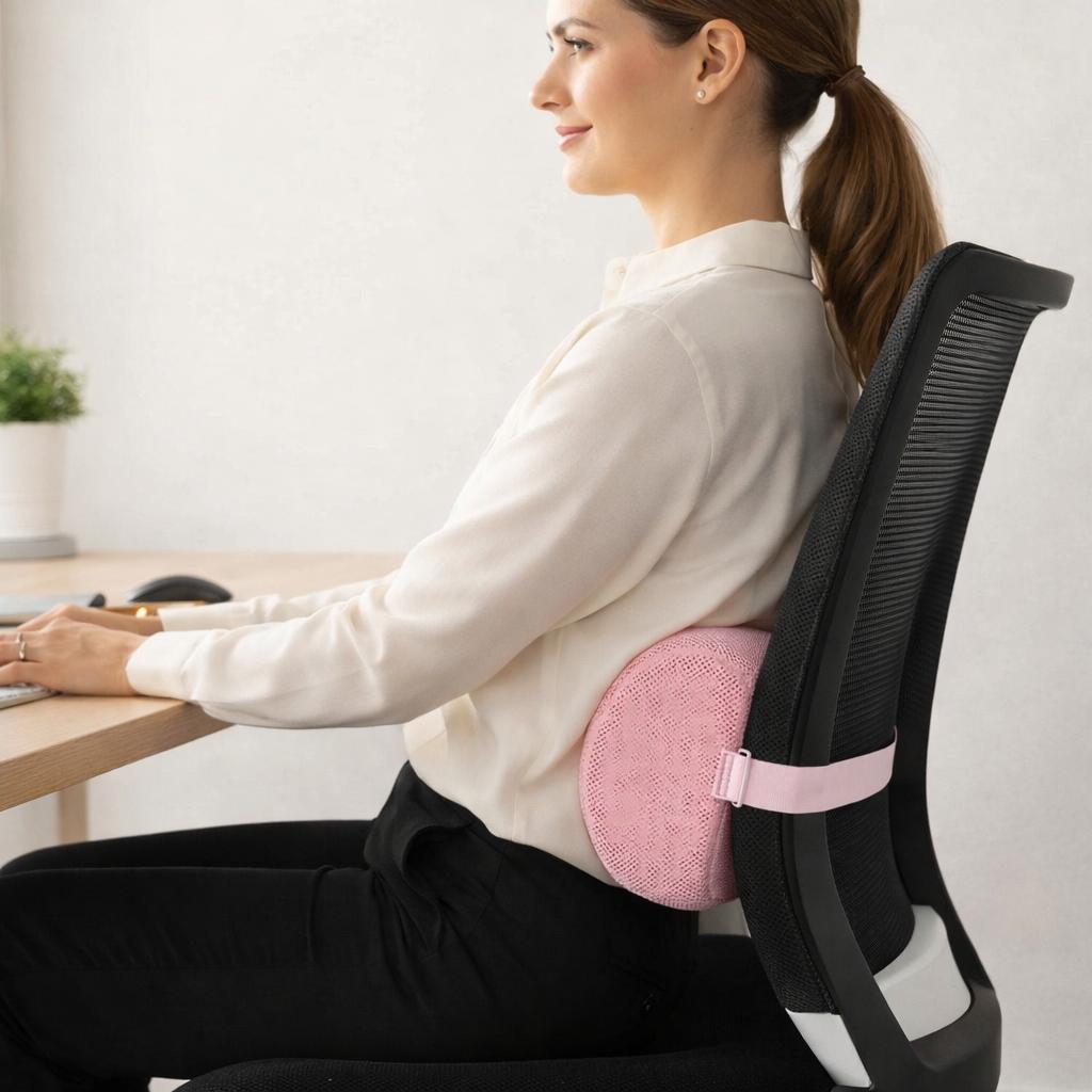 Une femme utilise le Coussin Lombaire Siège de bureau Rose 