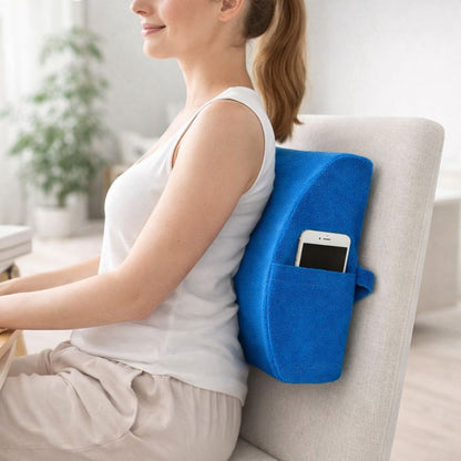 Une femme utilise le Coussin Lombaire avec Rangement bleu