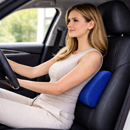 Une femme utilise le Coussin Lombaire mémoire de forme bleu