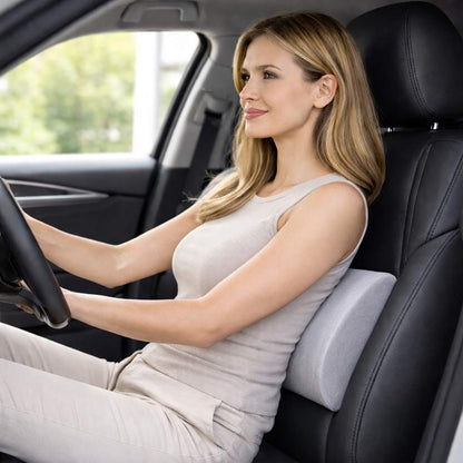 Une femme utilise le Coussin Lombaire mémoire de forme gris