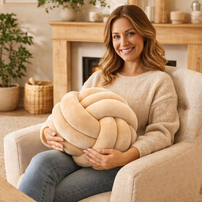 Une femme utilise le Coussin Noeud​ Beige