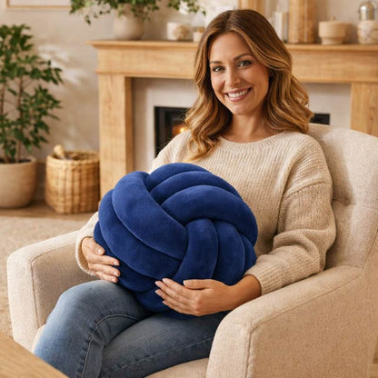 Une femme utilise le Coussin Noeud​ Bleu