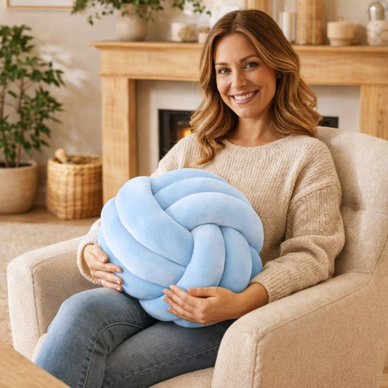 Une femme porte le Coussin Noeud​ Bleu ciel