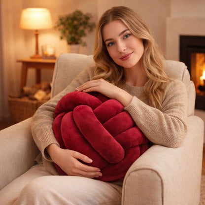Une femme utilise le Coussin Noeud​ Bordeaux