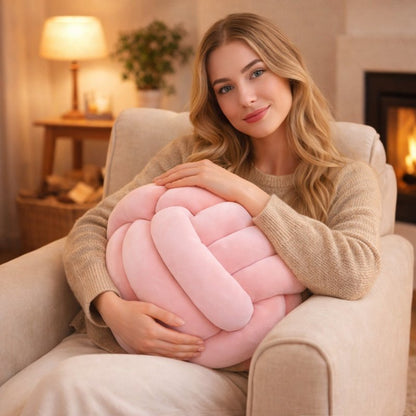 Une femme utilise le Coussin Noeud​ Rose