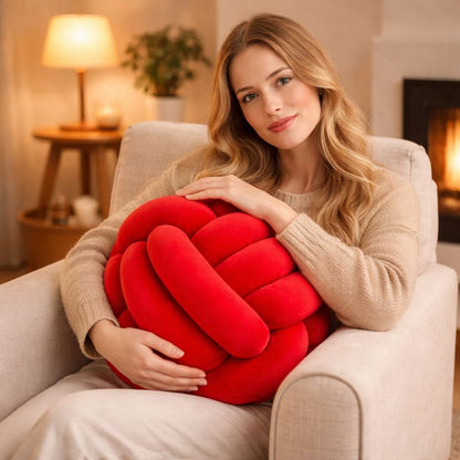 Une femme utilise le Coussin Noeud​ Rouge