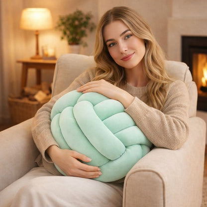 Une femme utilise le Coussin Noeud​ Vert pastel