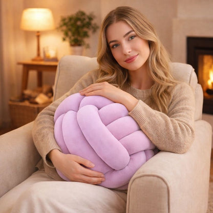 Une femme utilise le Coussin Noeud​ Violet