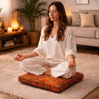 Une femme assise sur le Coussin Yoga Carré Orange​