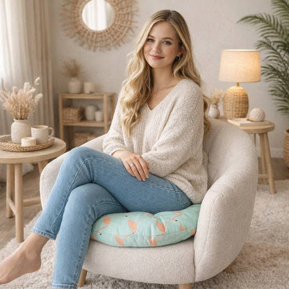 Une femme assise sur le Coussin de Chaise Rond Flamant rose