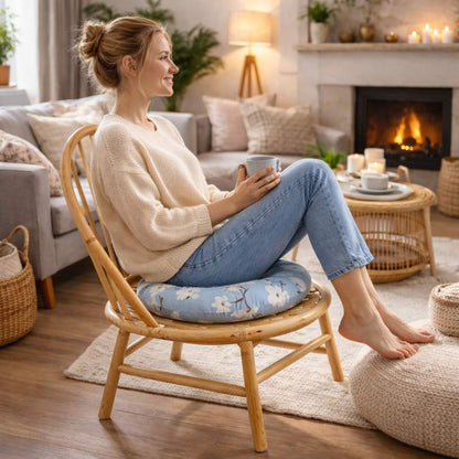 Une femme assise sur le Coussin de Chaise Rond Fleur bleu