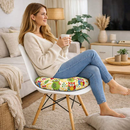 Une femme assise sur le Coussin de Chaise Rond Hiboux jaune