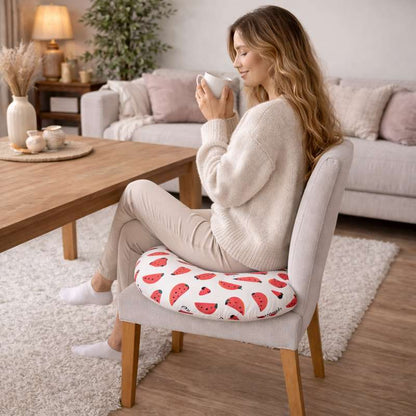 UNe femme assise sur le Coussin de Chaise Rond Pastèque