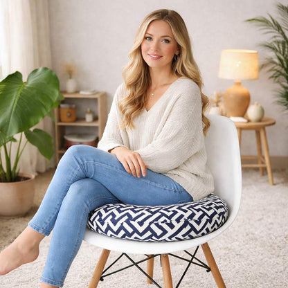 Une femme assise sur le Coussin de Chaise Rond bleu & blanc
