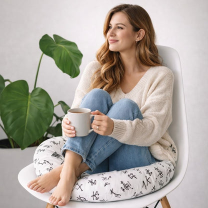 Une femme assise sur le Coussin de Chaise Rond Écriture blanc
