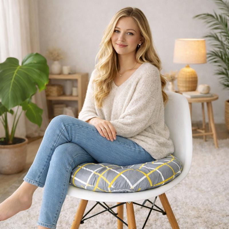 Une femme assise sur le Coussin de Chaise Rond gris & jaune