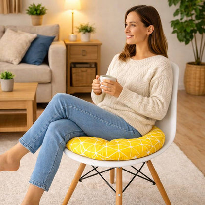 Une femme assise sur le Coussin de Chaise Rond​ jaune