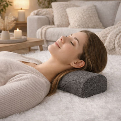 Une femme utilise le Coussin de Positionnement Cervical gris foncé