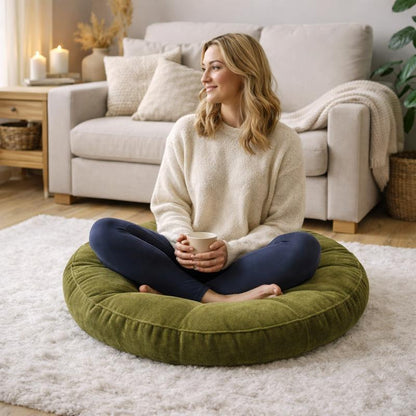 Une femme assise sur le Coussin de Sol Rond kaki