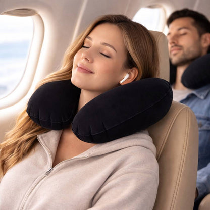 Une femme porte le Coussin de Voyage Gonflable noir​ 