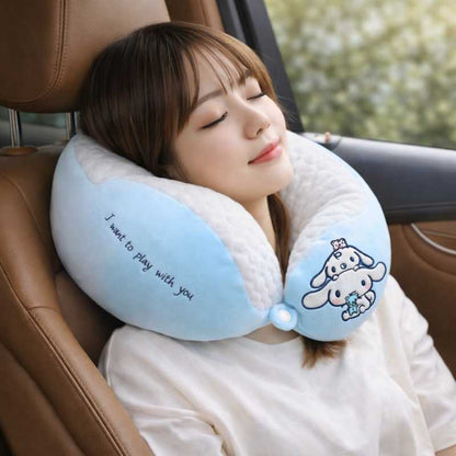 Une femme porte le Coussin de Voyage​ Mignon bleu