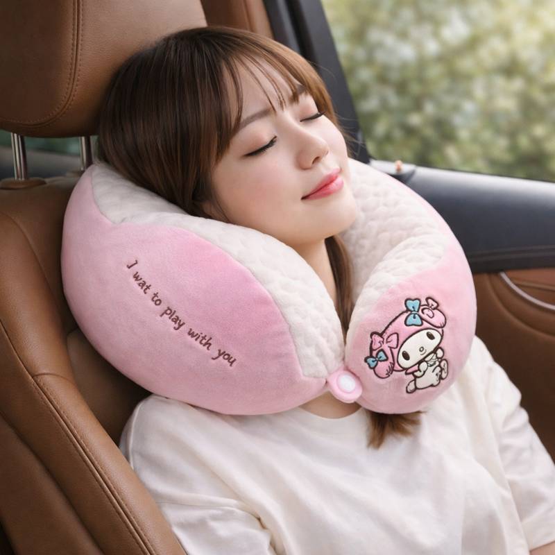 Ue femme porte le Coussin de Voyage​ Mignon rose