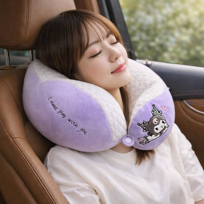 Une femme porte le Coussin de Voyage​ Mignon violet 