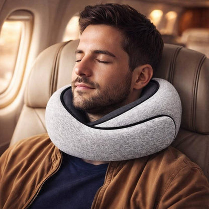 Un homme utilise le Coussin de Voyage Nuque Gris